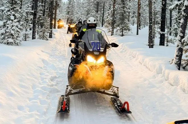 Aventura de snowmobile em Kiruna: Florestas e lagos árticos