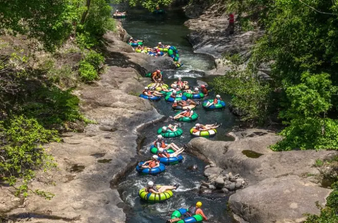 Rio Negro tubing: Rápidos clase 2-3 y barro volcánico