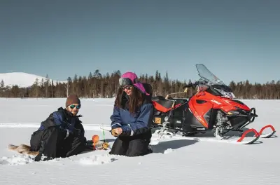 Rovaniemi Schneemobilfahren und Eisfischen 5-Stunden Lappland Tour
