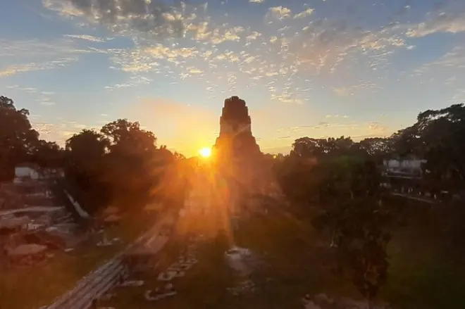 Temples et sentiers de jungle au parc national de Tikal depuis Flores