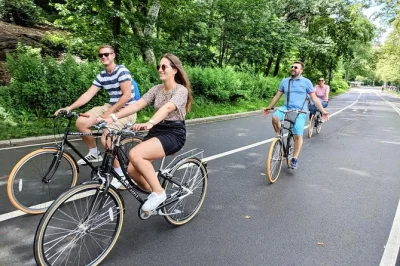 Siente el latido de central park en un tour guiado en bici. descubre lugares de películas, monumentos famosos y el memorial de john lennon. incluye bici, casco y guía local.
