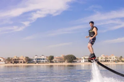 Découvrez le flyboard à dubai avec un moniteur sympa, tout l’équipement fourni, et des horaires flexibles. casier et douche inclus pour un max de confort.