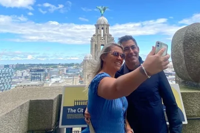 Descubre liverpool desde el royal liver building con vistas panorámicas, un show 4d en la torre del reloj y relatos de guías locales. entrada y experiencias incluidas.
