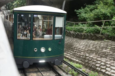 Vivi il cuore di hong kong con un tour privato in mercedes. scopri l’arte di soho, assaggia snack locali e passeggia tra le bancarelle di stanley market—con pickup e foto incluse.