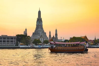 Bangkok erleben: thai-menü auf restauriertem reisboot, canapés vorab, blick auf grand palace & wat arun, inklusive softdrinks.