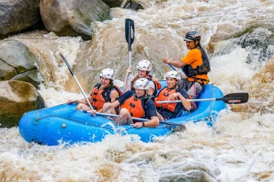 Vivi l’emozione delle rapide di chiang mai con un’escursione di rafting guidata da esperti locali, con pick-up in hotel e pranzo in riva al fiume incluso per una giornata senza pensieri.