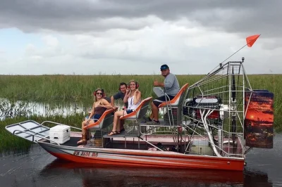 Erlebe die wilden everglades bei einer kleinen airboat-tour mit zertifiziertem kapitän. beobachte alligatoren, vögel & heimische pflanzen aus nächster nähe. inkl. getränke & ausrüstung.
