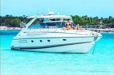 Día privado en la playa de Rose Island: Yate de 15 m o bote de 10 m