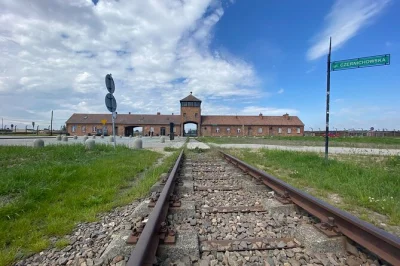 Comece cedo em krakow para um tour guiado por auschwitz birkenau e a mina de sal de wieliczka, com transporte, entrada e pickup no hotel incluídos.