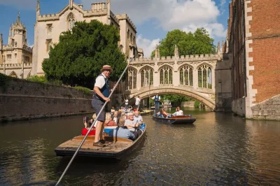 Descubre los emblemáticos colleges de cambridge desde el río cam, escucha historias locales con guía y disfruta de un paseo en punt con chófer. incluye cojines y mantas para tu comodidad.
