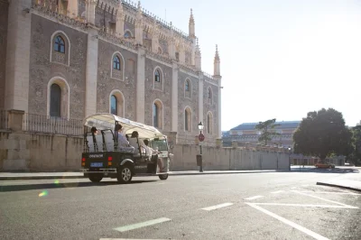 Découvrez madrid en tuk tuk électrique privé : palais royal, musée du prado, fontaine de cibeles. visitez les lieux phares en 60 minutes avec prise en charge incluse.