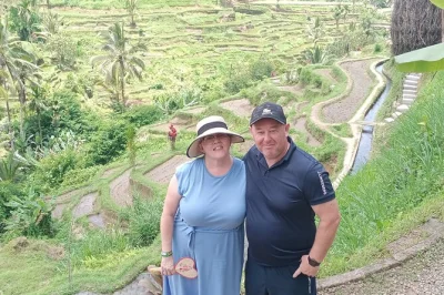 Découvrez les villages traditionnels d’ubud, la forêt sacrée des singes, les rizières en terrasses et la cascade de tegenungan lors d’une visite privée avec guide. déjeuner, billets d’entr