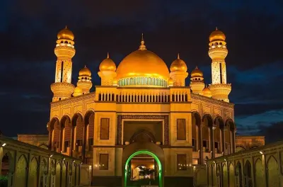 Tour noturno em Bandar Seri Begawan com jantar e mercado Gadong