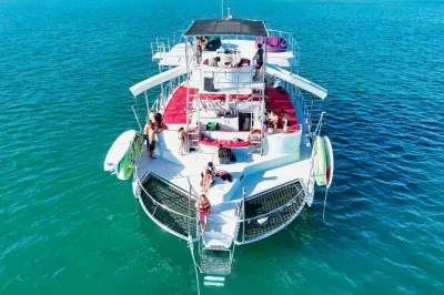 Puerto vallarta, los arcos & banderas bay: private yachtcharter mit wasserrutschen, schnorcheln, premium-getränken und snacks. perfekt für gruppen.