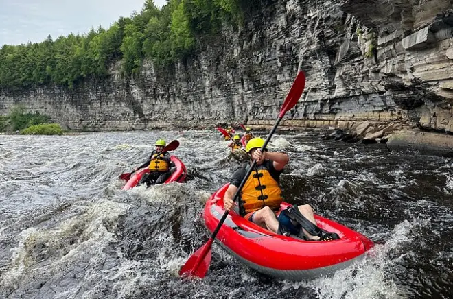 Rafting no cânion Jacques-Cartier com falésias de xisto únicas