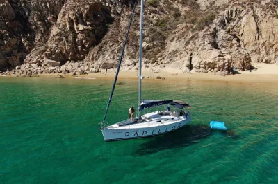 Vivi la brezza in un tour privato in barca a vela a cabo san lucas, ammira l’iconico arco, nuota vicino a medano beach e gusta open bar illimitato con snack freschi. incluso il trasferimento.