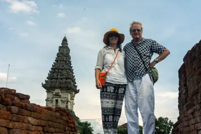 Ruínas de tijolos vermelhos do Império Majapahit saindo de Surabaya