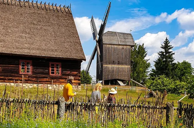 Kashubia day tour: Mount Wieżyca, lakes & Upside Down House