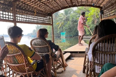 Descubre la tranquilidad de los backwaters de kerala en un paseo en barco tradicional desde cochin, con visitas a pueblos, experiencias prácticas y un almuerzo vegetariano casero. incluye recogida.