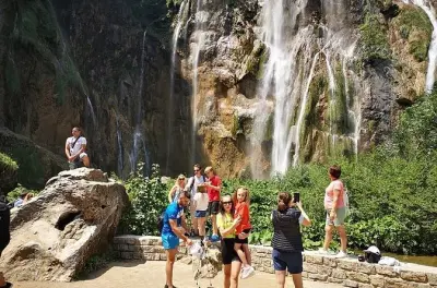 Lagos de Plitvice desde Zagreb con paseo en barco y tren incluido