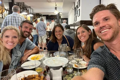 Découvrez la vieille ville de san sebastián, dégustez cinq pintxos incontournables accompagnés de boissons, et partagez les histoires basques avec un guide local. bars et repas inclus.