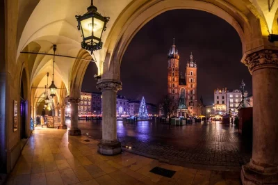Découvrez le côté mystérieux de krakow lors d’une balade à pied avec récits de fantômes, histoires de tueurs en série et secrets de la torture médiévale—guide local et parcours accessibl
