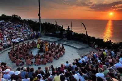 Danse Kecak au temple d'Uluwatu au coucher du soleil avec guide