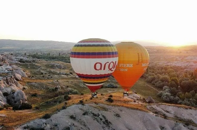 Volo in mongolfiera sulla Cappadocia tra le formazioni rocciose