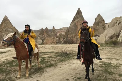 Descubra a magia tranquila da cappadocia a cavalo, explorando vales e pomares com um guia local. inclui transporte do hotel, equipamentos e parada no mosteiro hallacdere.