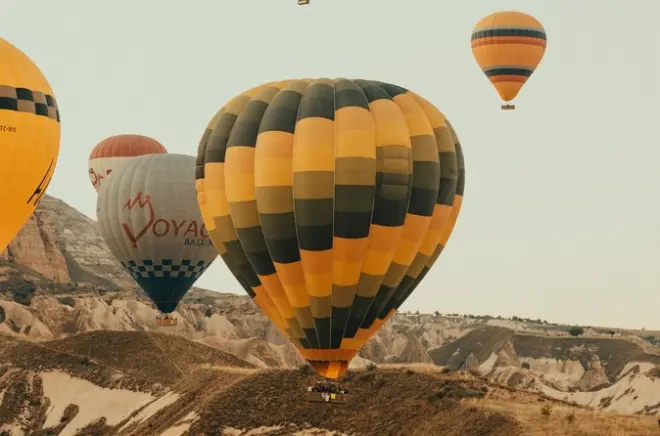 Alba in mongolfiera a Goreme sopra i camini delle fate