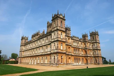 Vivi il mondo di downton abbey con una gita da londra: passeggiata guidata nel villaggio di bampton, ingresso a highclere castle e scene della serie a bordo. tutte le tasse incluse.
