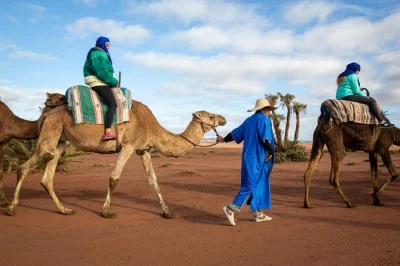 Échappez à l’agitation de marrakech pour la tranquillité du désert d’agafay. balade en chameau et quad, thé à la menthe chez les berbères, et déjeuner traditionnel inclus avec transfert h