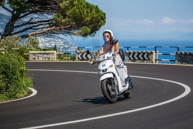 Noleggio scooter 125cc: Sorrento e costiera amalfitana al tuo ritmo