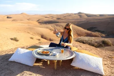 Découvrez marrakech, les montagnes de l’atlas et le désert d’agafay avec une randonnée, un déjeuner berbère et une balade à dos de chameau. transfert, guide et thé chez l’habitant inclus.