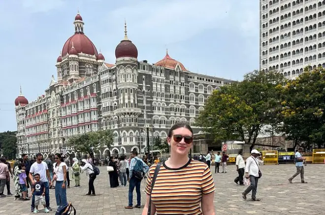 Private Mumbai City & Slum Tour: Gateway of India, Dharavi & more