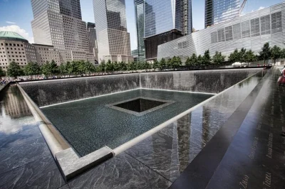 Visita ground zero con un guía privado, escucha historias reales en el memorial 9/11 y mejora tu experiencia con entrada sin filas al museo. incluye paseo guiado.