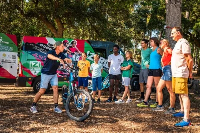 Sinta a brisa do atlântico em um passeio de patinete elétrico por labenne e ondres, guiado por moradores locais. capacete, luvas e toda segurança garantida para um passeio tranquilo.