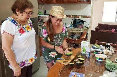 Scopri cozumel entrando in una vera casa locale, fai la spesa al mercato dell’isola, cucina ricette tipiche con una guida del posto e gusta il pranzo insieme. include il trasferimento.