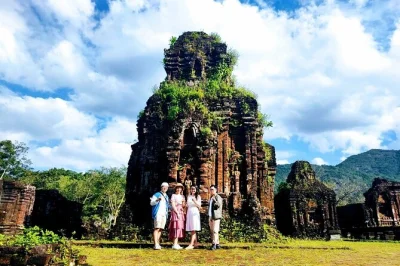 Explore o antigo my son sanctuary em um tour privado pela manhã saindo de hoi an ou da nang. inclui traslado, guia em inglês, ingresso e água.