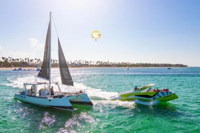 Erlebe parasailing und schnorchle in den klaren gewässern von punta cana auf einer lebhaften katamaran-tour mit open-bar, musik und hoteltransfer inklusive.
