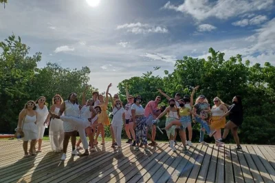 Clase de salsa en san juan, en un parque lleno de vida y con un instructor local. sin pareja, para todos los niveles. incluye tasas y es fácil unirse, justo en el centro.