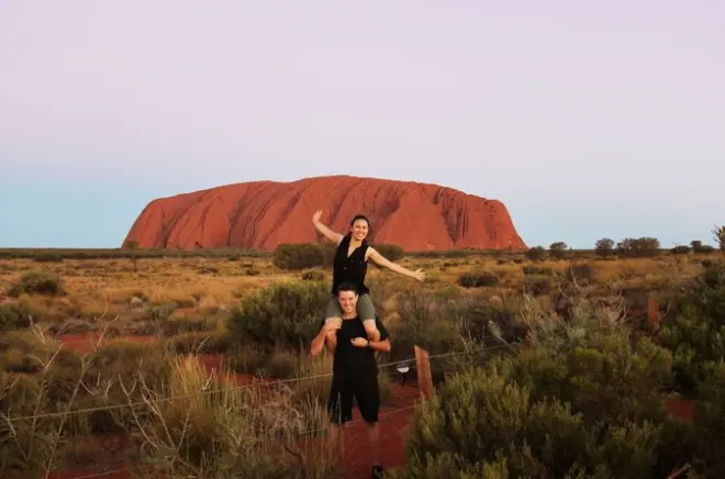 Uluru: Caminata Mala, pozo y cena BBQ al atardecer