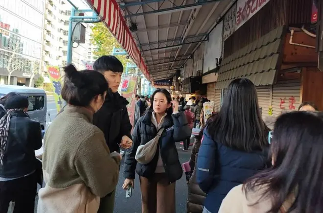 Comida de rua em Ginza com guia local: Prove cinco especialidades