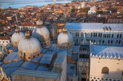 Vivi venezia con un tour a piedi, salta la fila al palazzo ducale e alla basilica di san marco, accompagnato da una guida locale—biglietti inclusi.