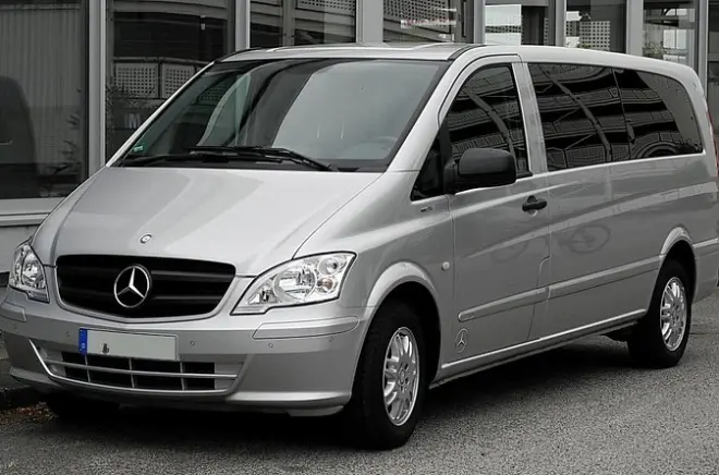 Da Napoli a Praiano in minivan privato con aria condizionata