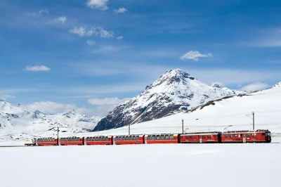 Descubre el lago de como en barco privado, viaja en el tren rojo bernina por los alpes suizos y pasea por st. moritz. guía experto y experiencias únicas desde milán.