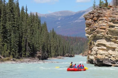 Scopri l’emozione delle rapide di classe ii di athabasca canyon vicino a jasper, pagaia con guide esperte, osserva la fauna e vivi un rafting adatto a tutta la famiglia con attrezzatura inclusa.