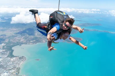 Siente la adrenalina de un salto en tándem sobre airlie beach y las islas whitsunday, con recogida, instructor experto y certificado incluido. salta desde hasta 15,000 pies.