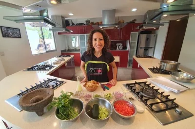 Descubra os sabores do méxico em playa del carmen com uma aula prática de culinária, degustação de tequila e mezcal, e uma refeição descontraída. opções vegetarianas. grupos pequenos.