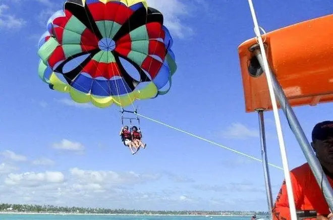 Volo parasailing di 10 minuti dalla spiaggia dell’hotel a Punta Cana